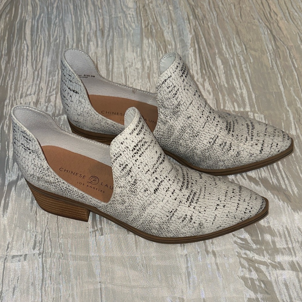 NWOT Chinese Laundry Fortune Lizard Booties